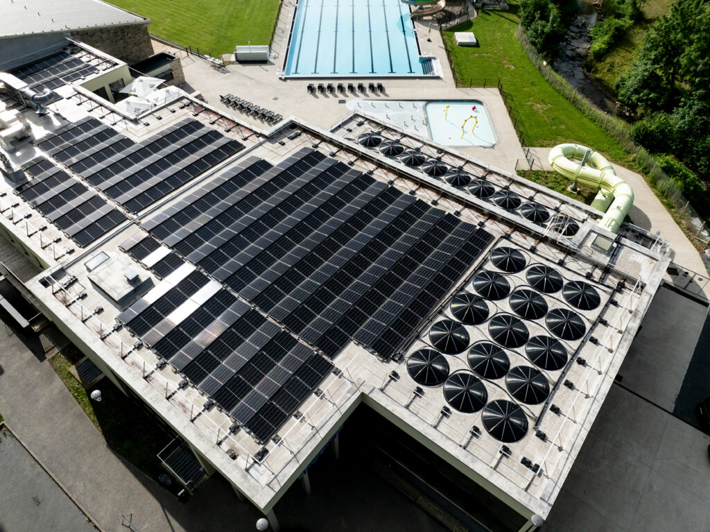 À LA PISCINE DE SPA, LE SOLEIL CHAUFFE AUSSI L’EAU !